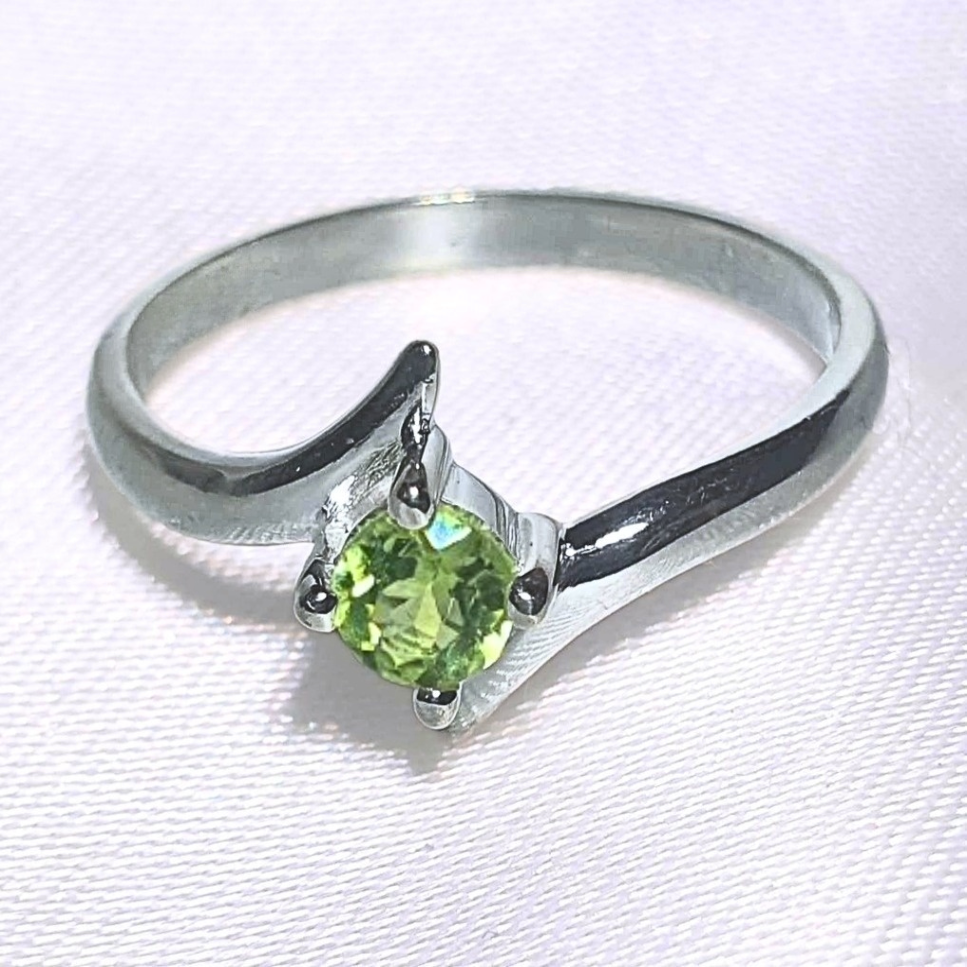 Sterling Silver 925 Peridot Ring - Size 7