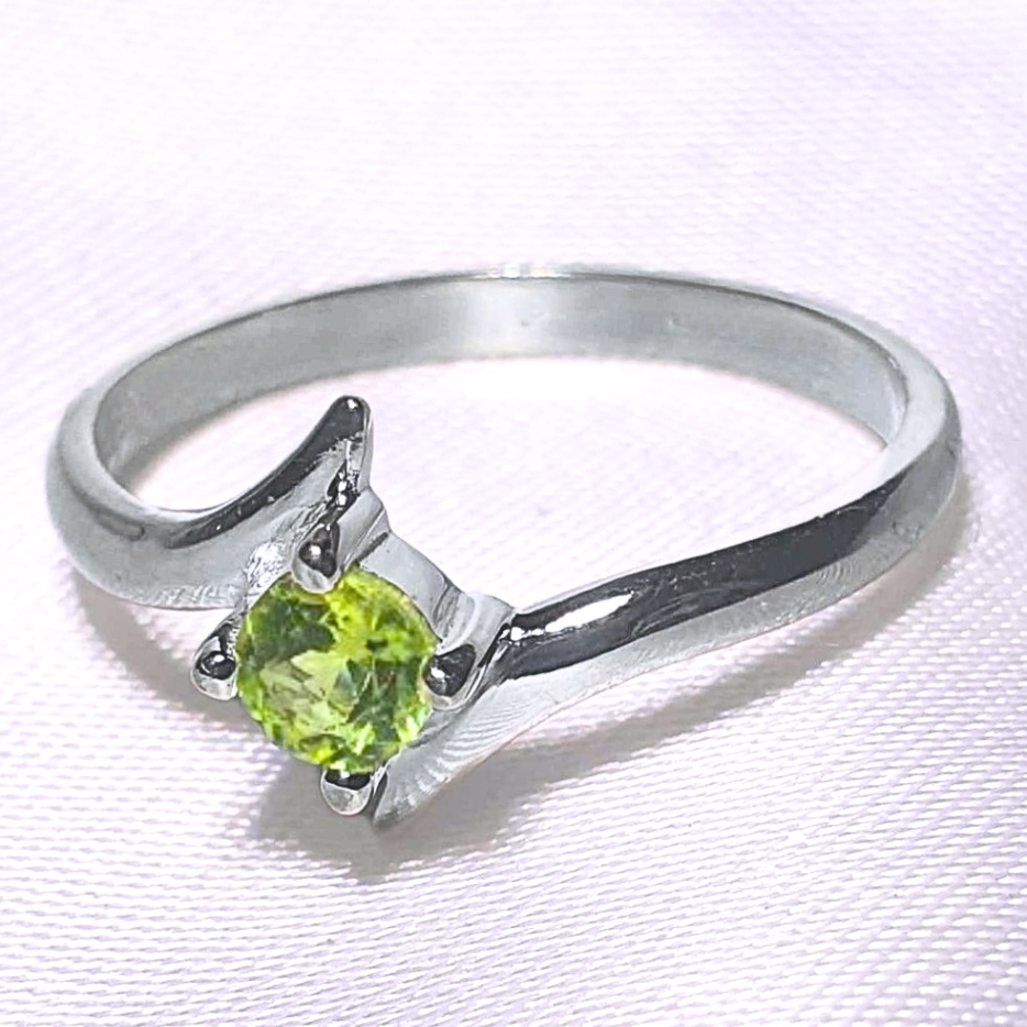 Sterling Silver 925 Peridot Ring - Size 7