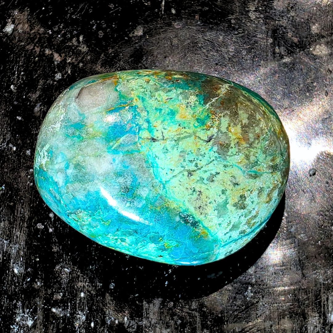 Quantum Quattro (Chrysocolla, Dioptase, Malachite & Shattuckite in Smoky Quartz) Palm Stone