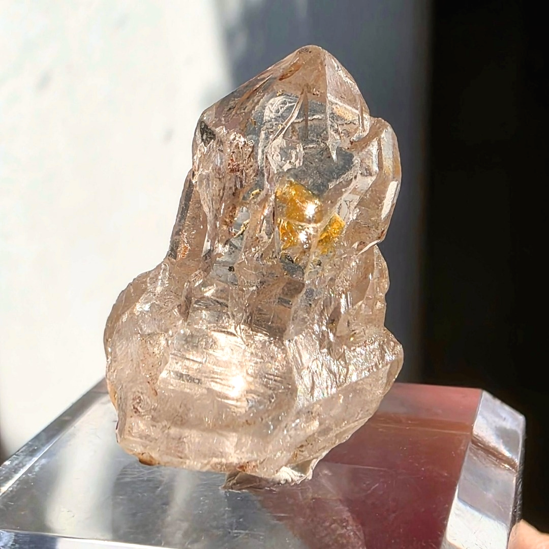 UV Reactive Fenster Petroleum Quartz (Golden Enhydro) - Madagascar