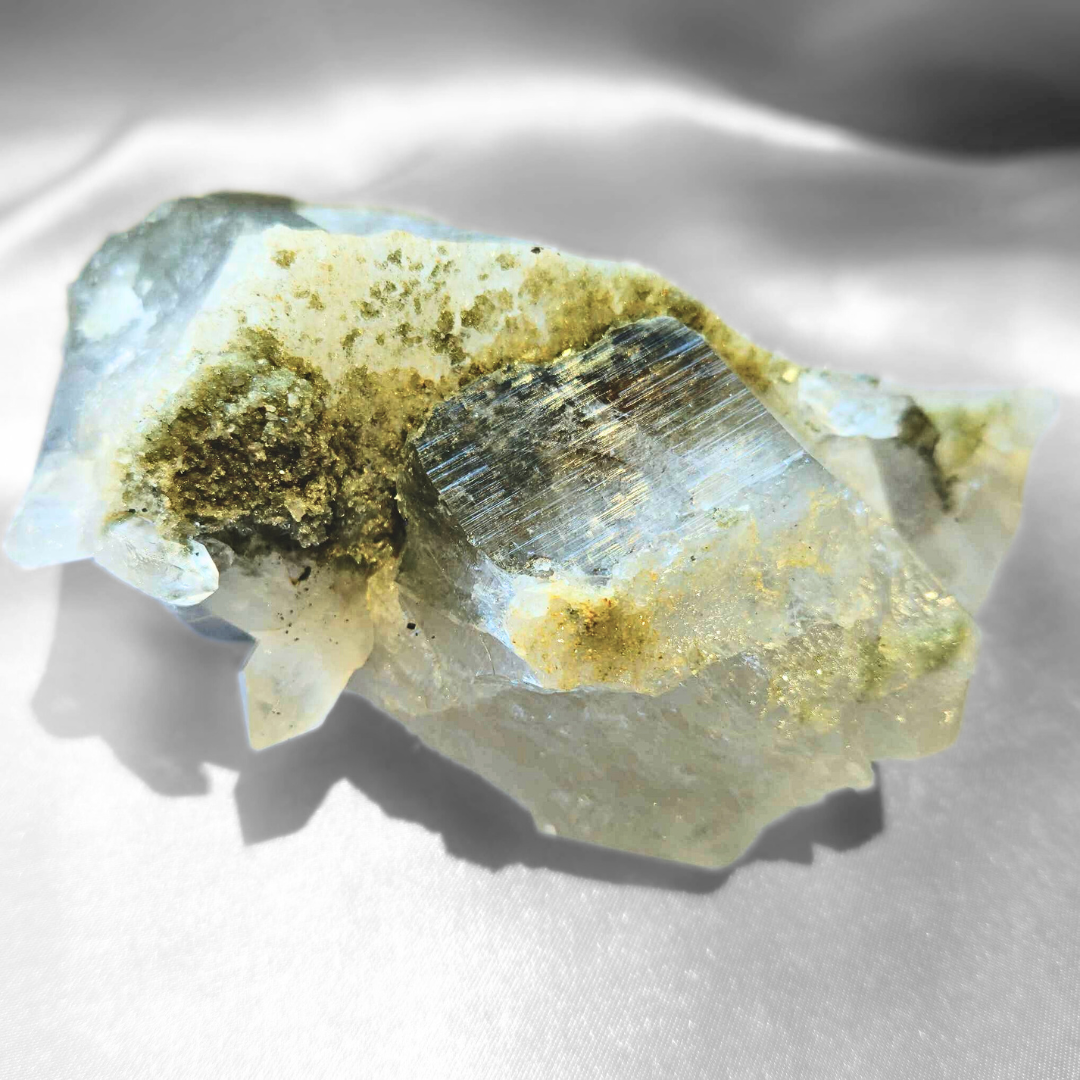 Chlorite in Quartz with Rutile Inclusions