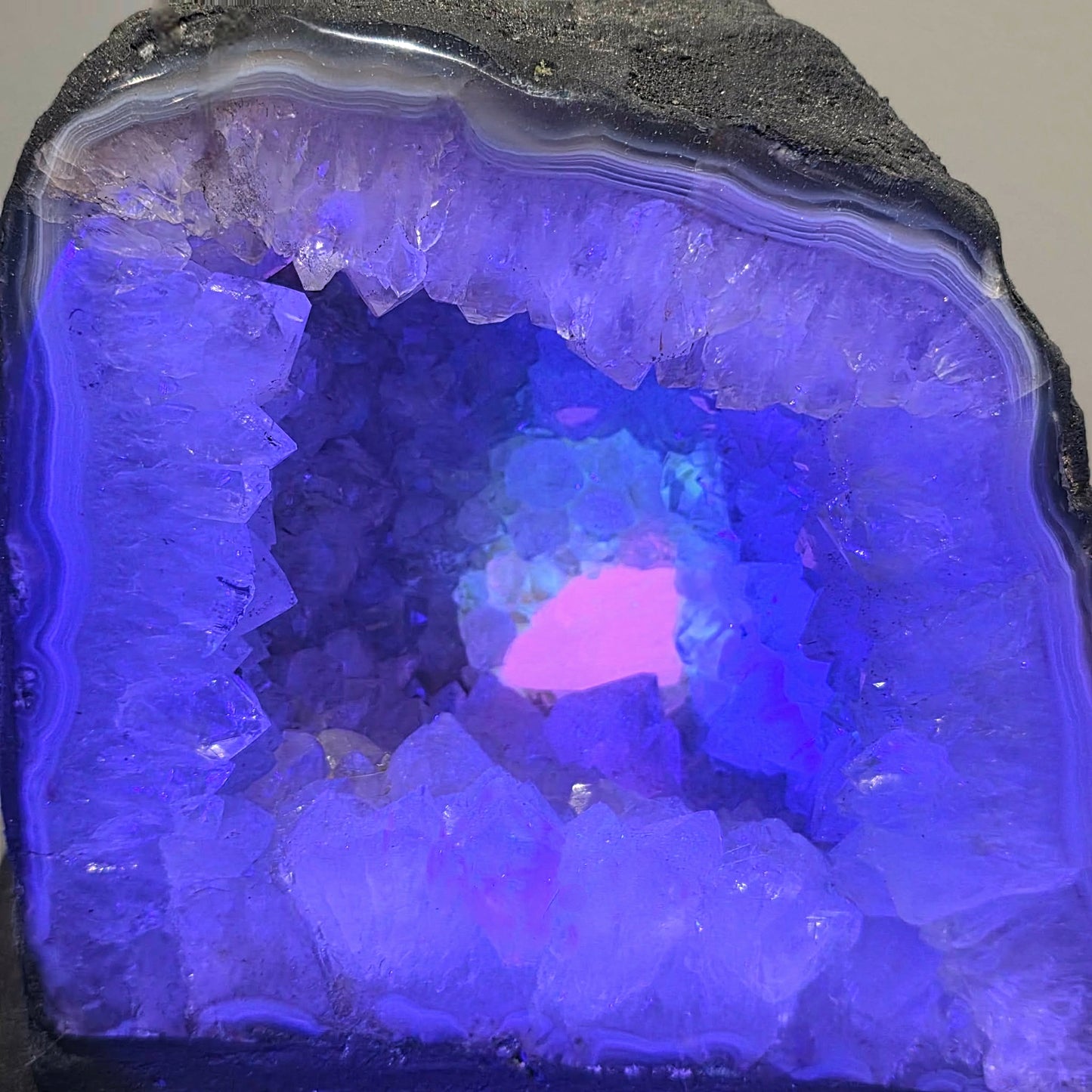 5kg Agate with Quartz & UV Reactive Calcite Cave