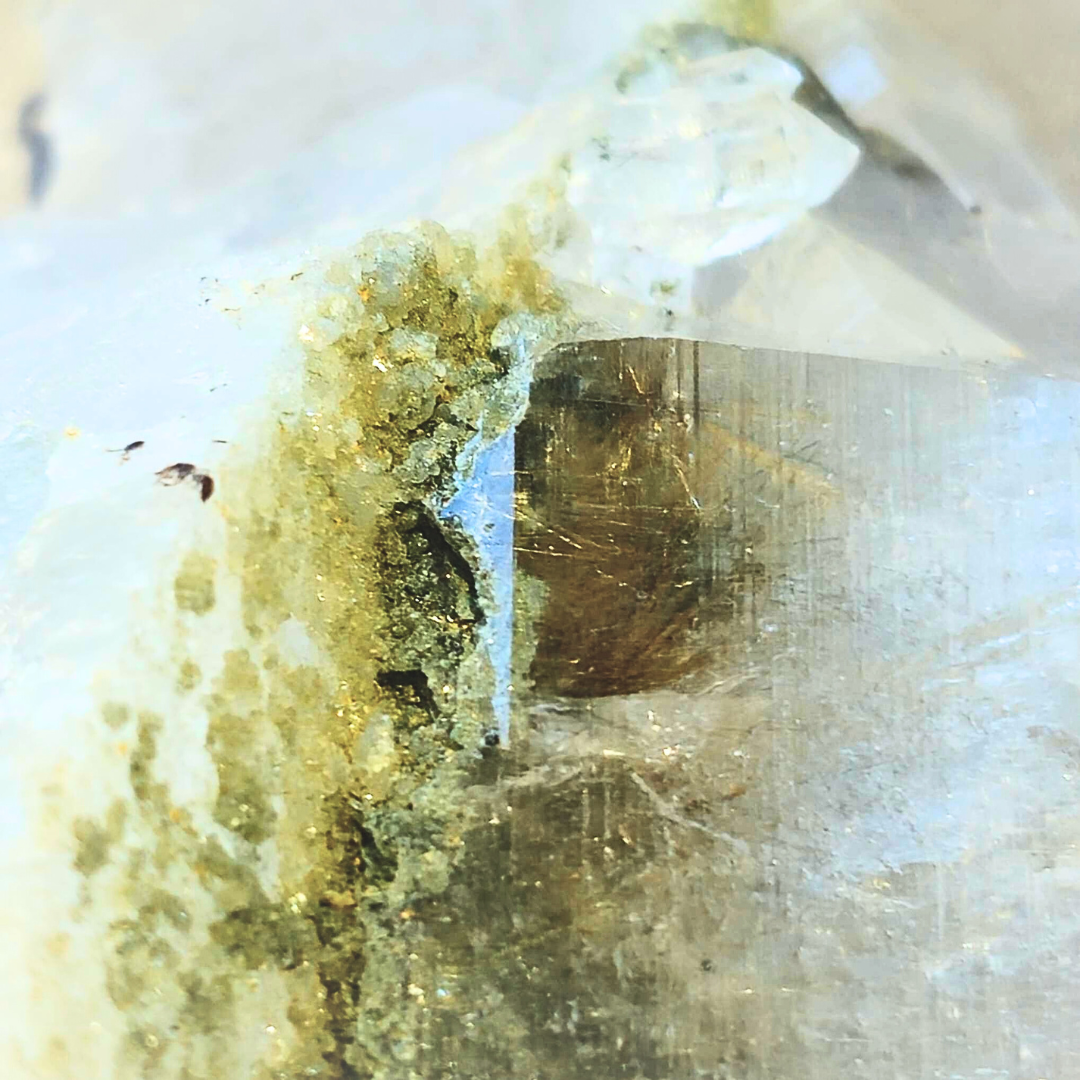 Chlorite in Quartz with Rutile Inclusions