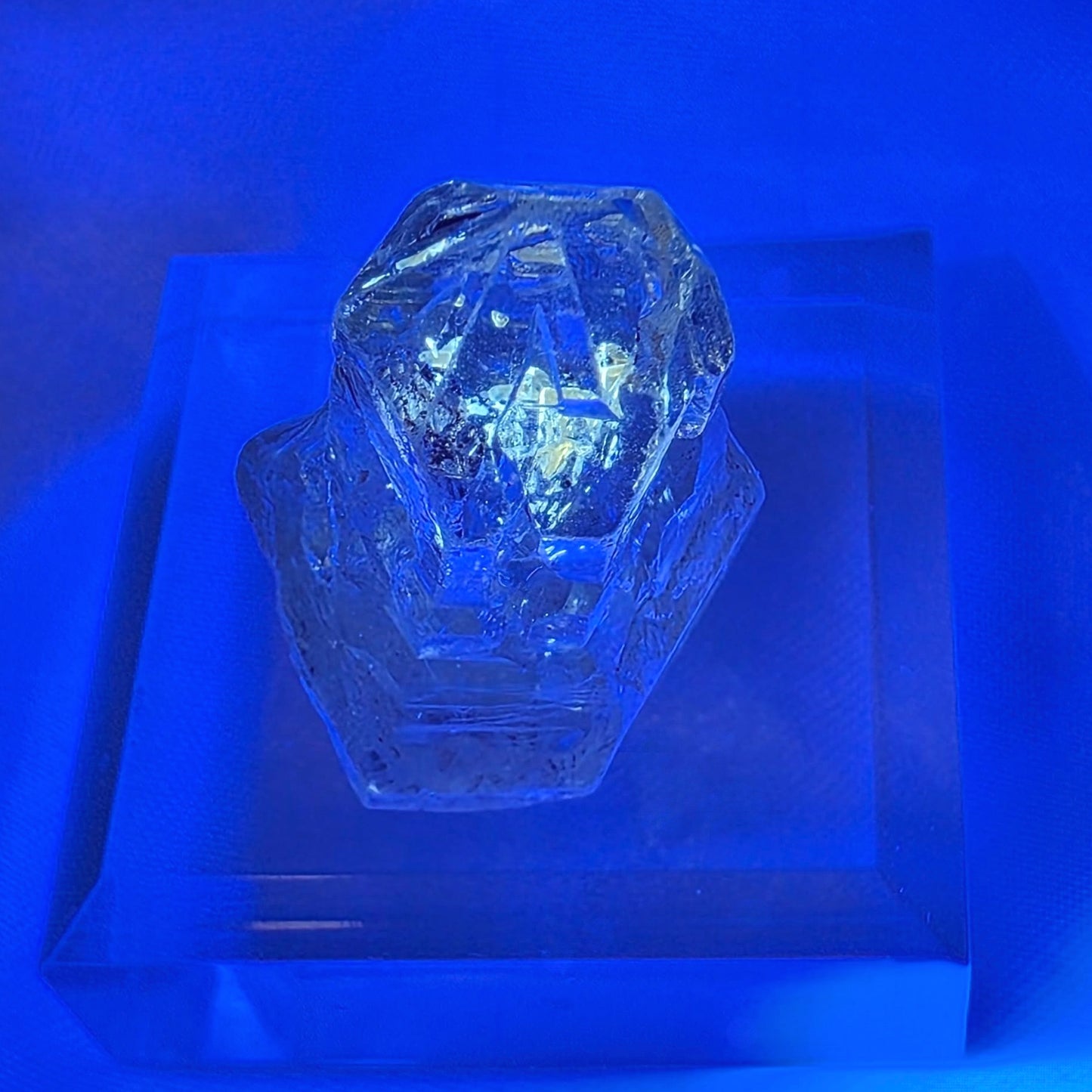 UV Reactive Fenster Petroleum Quartz (Golden Enhydro) - Madagascar