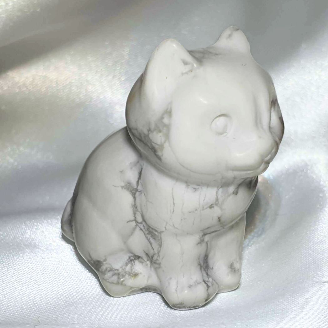 White Howlite Chunky Cat Carving