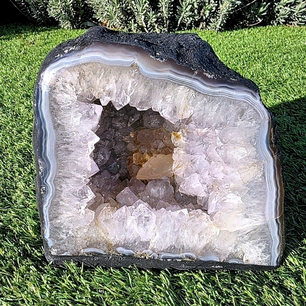5kg Agate with Quartz & UV Reactive Calcite Cave