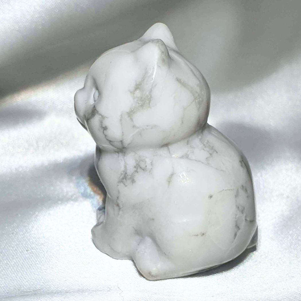 White Howlite Chunky Cat Carving