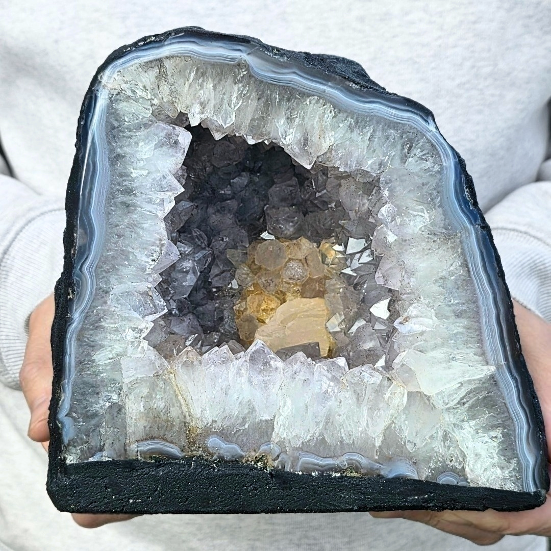 5kg Agate with Quartz & UV Reactive Calcite Cave
